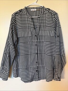 Calvin Klein Black and White Patterned V-Neck Blouse